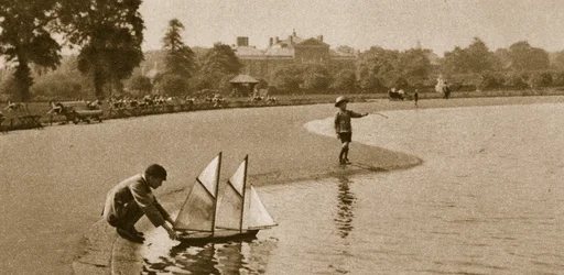 Bambini che gareggiano con barchette al Round Pond, Kensington Gardens, 1926